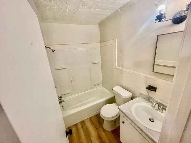 Building Photo - 1 Bed/1 Bath for Rent in Brandon 042!