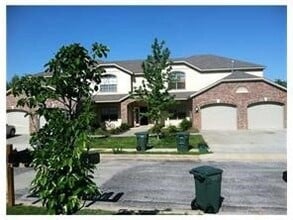 Building Photo - 2624 N Valencia Ave