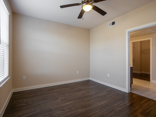 Building Photo - Save Big—Call Now! Get $500 Off Your Rent!