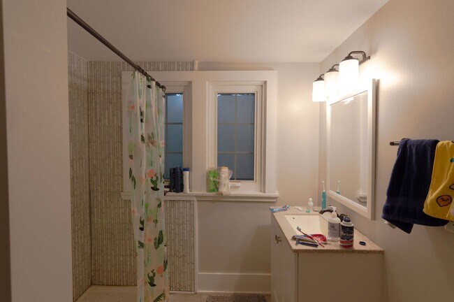 Building Photo - Room for Rent in 5 Bedroom House