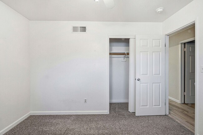 Building Photo - 2025 Sweetwater Dr