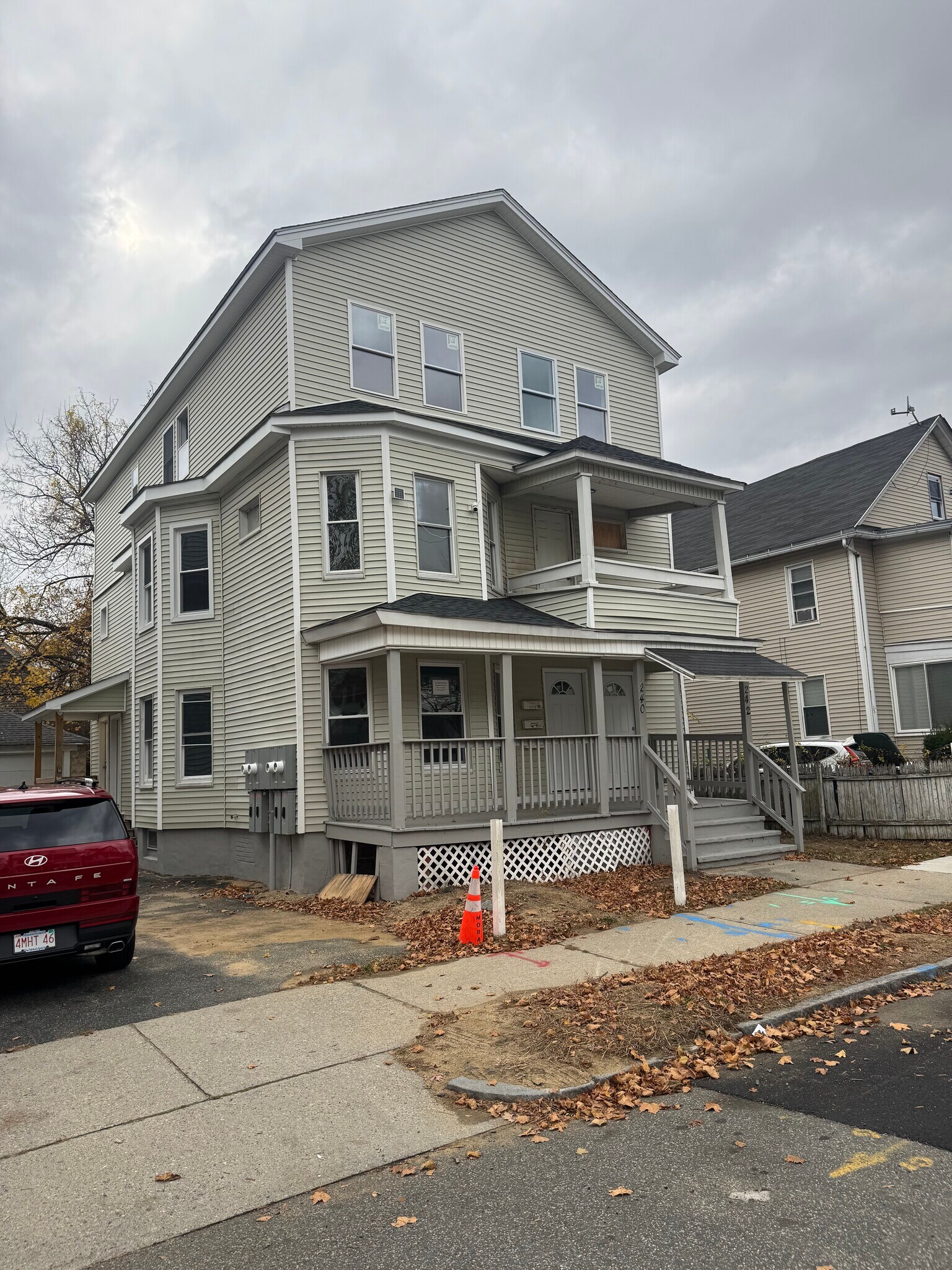 Building Photo - 240 College St