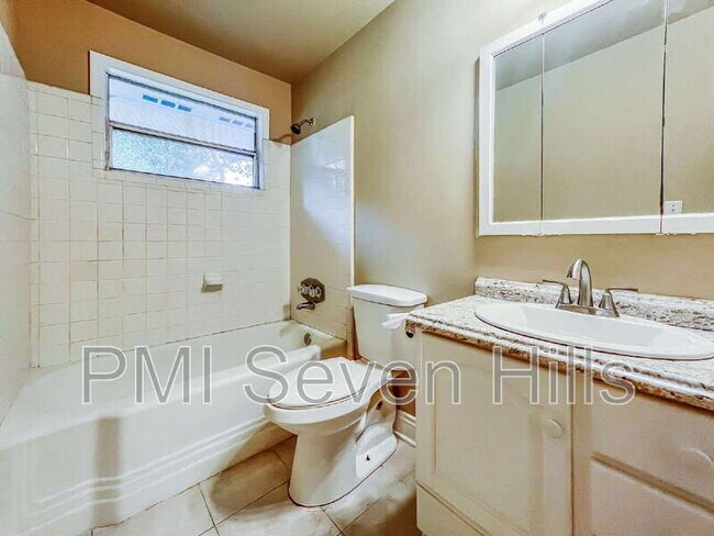 Building Photo - 3502 Lakewood Dr
