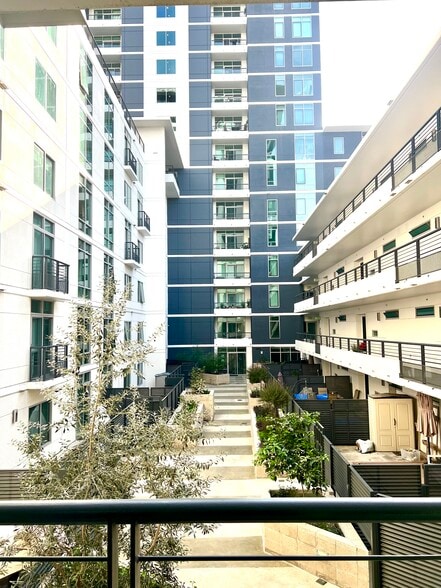 Building Photo - 425 W Beech