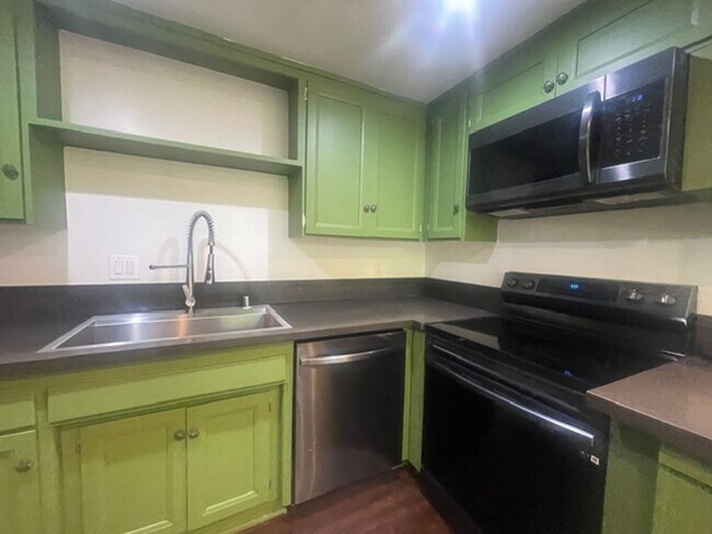 Building Photo - Coming Soon- Spacious Torrance 2 Bed/2 Bat...