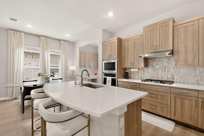 Building Photo - 1008 Summer Gln