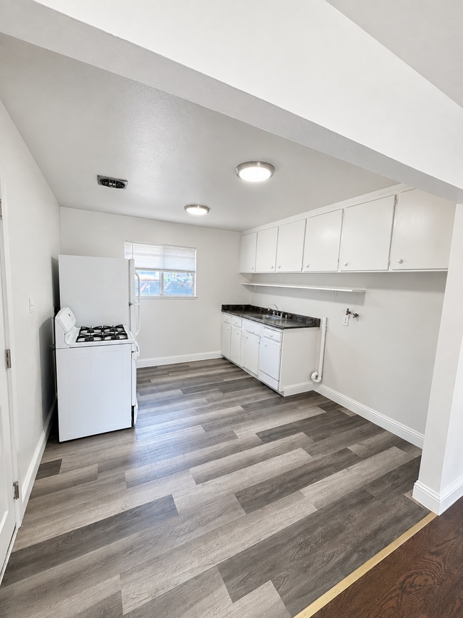 Building Photo - 1047 Alamos Ave
