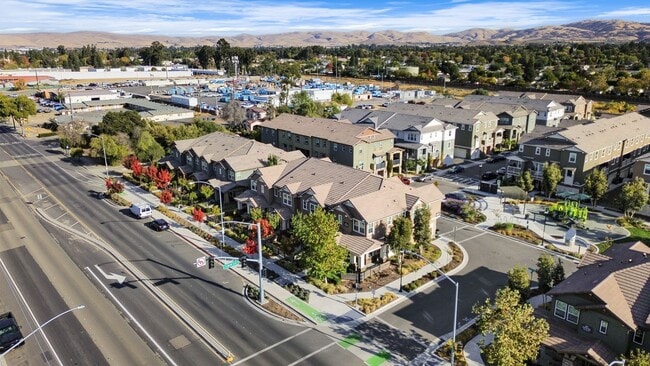 Building Photo - Modern 3 Bedroom 2 Bath Downtown Livermore