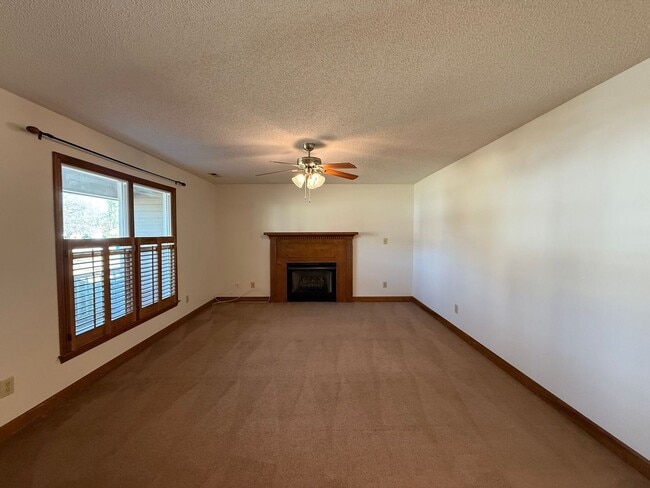 Building Photo - Nice 3 bedroom, 2 bath House