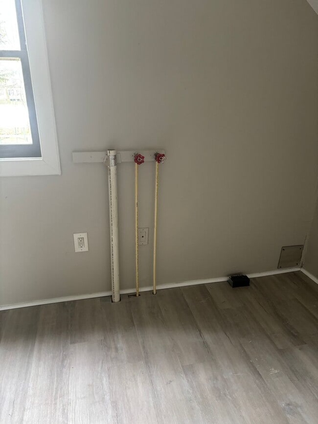 Building Photo - Section 8 Accepted! Spacious newly renovat...