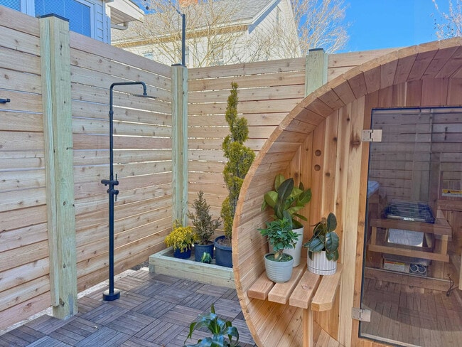 Building Photo - 136 Main St