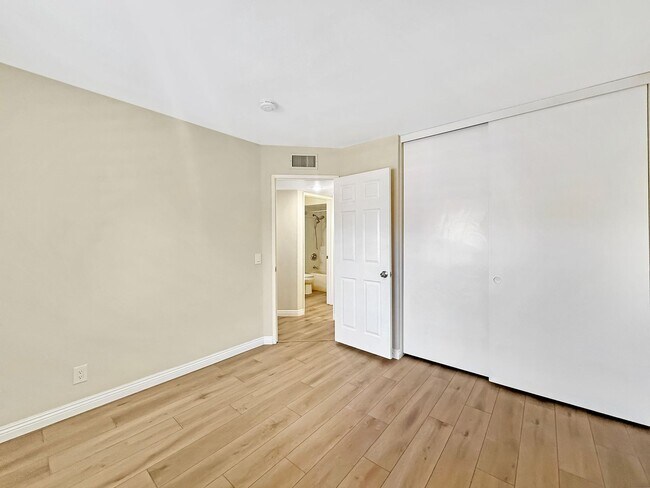 Building Photo - Great 2 bed/2bath condo w/AC, detached garage, and solar!