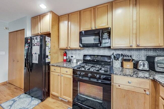 Building Photo - 4915 W Gunnison St