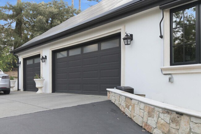 Building Photo - 15943 Viewfield Rd