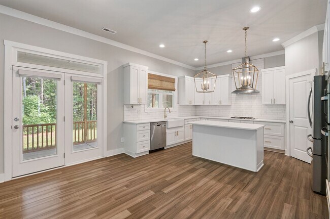 Building Photo - 500 Kings Lake Wy