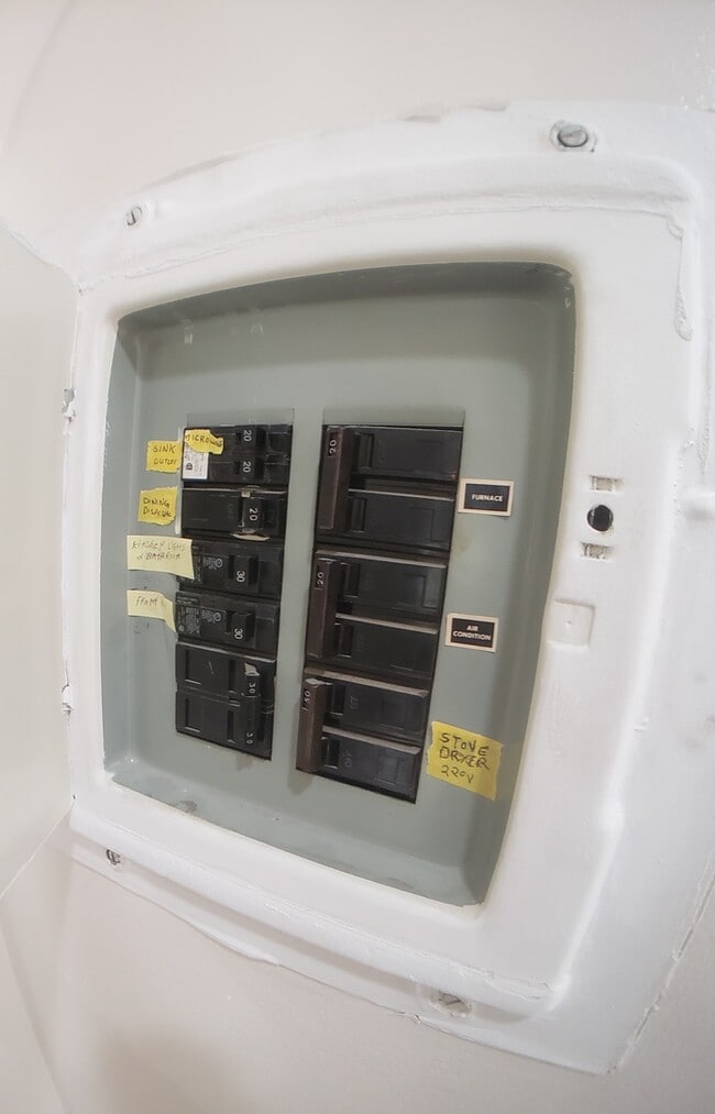 Building Photo - 1130 Dunlop Ave