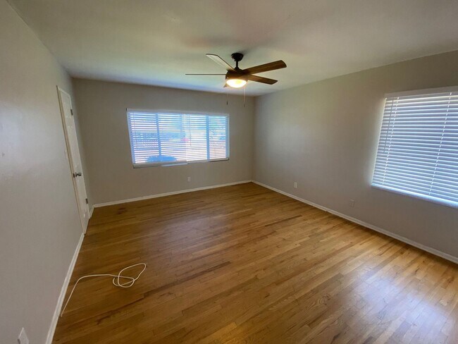 Building Photo - Great Location, Beautiful Pool! (Lease out...
