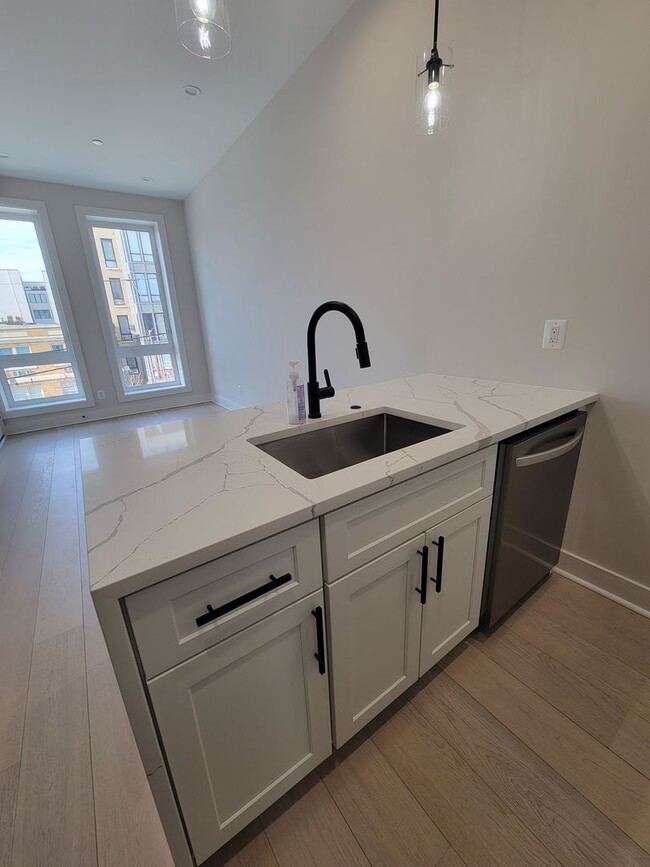 Building Photo - Stunning modern 2BR 2,5 BATH in Petworth