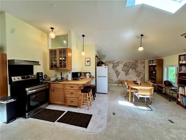 Building Photo - 333 Colebrook Dr