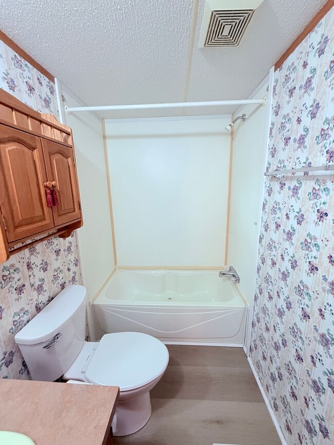 Building Photo - Single Wide Home 5 minutes to Wrightsville Beach and UNCW 2 bedroom with deck