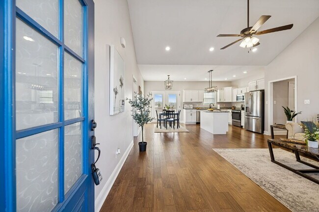 Building Photo - Quiet cut-de-sac living with country views!