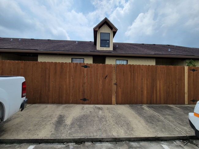 Building Photo - College Station - 3 bedroom / 3 bath / fen...