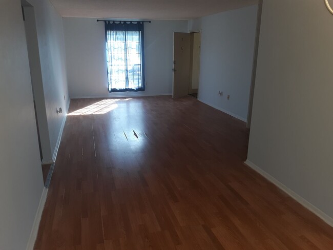 Building Photo - Cute Two Bedroom Two Full Bath Second Floo...