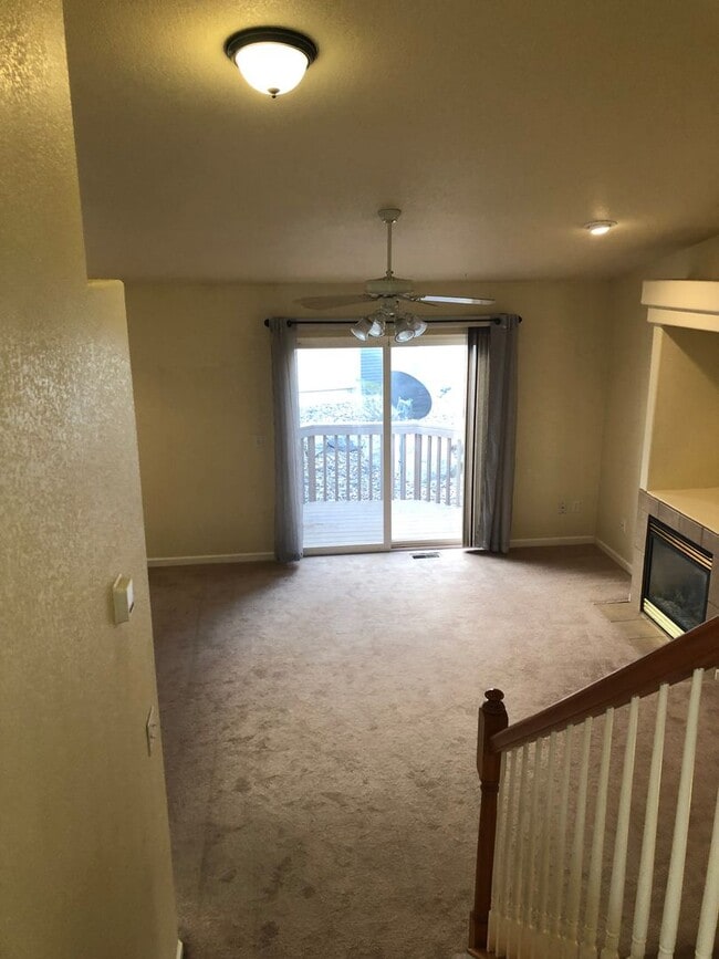 Building Photo - Bright and Open 3 Bed 3 Bath Townhome in G...