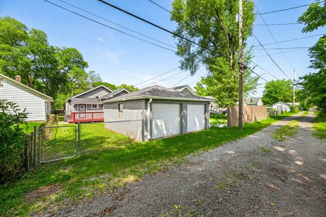 Building Photo - 1215 N Warman Ave