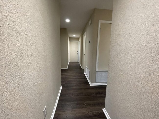 Building Photo - 803 Middle Brook Dr