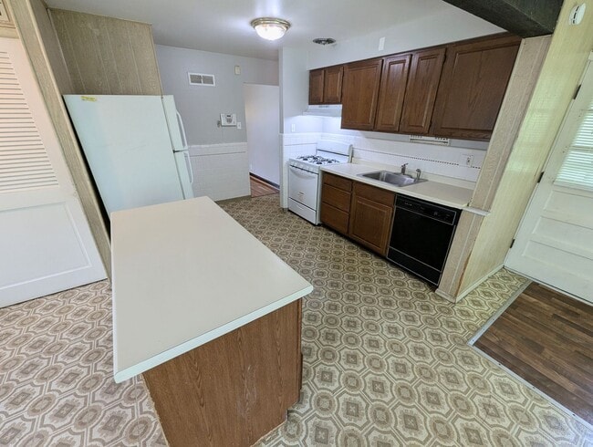 Building Photo - Deep Deal on Fathom