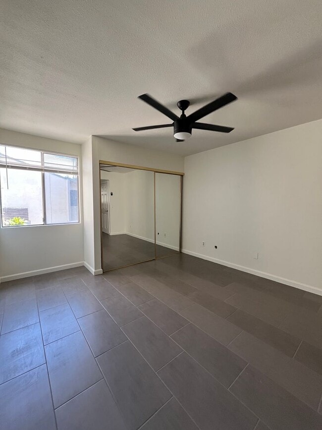 Building Photo - 4BR/2.5BA Two Story Condo Available