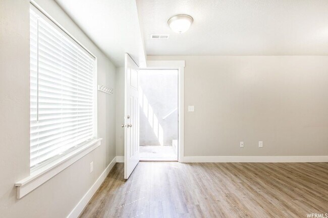 Building Photo - 577 E 200 S