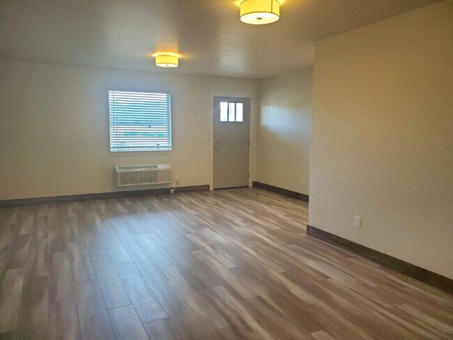 Building Photo - 2 bed, 2 bath with great views!