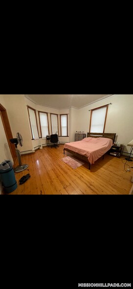 Building Photo - 1582 Tremont St