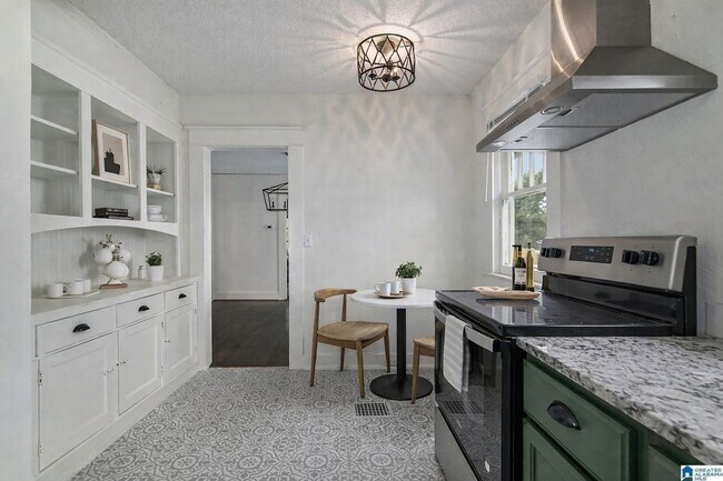 Building Photo - Charming Craftsman Bungalow in South East Lake