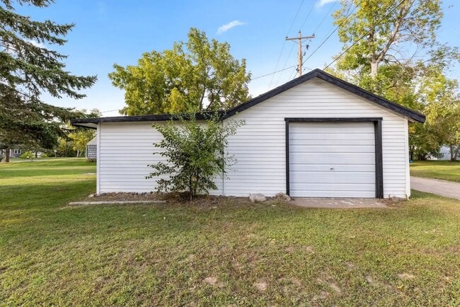 Building Photo - Cozy 3 bedroom, 1 Bathroom Home On Corner ...