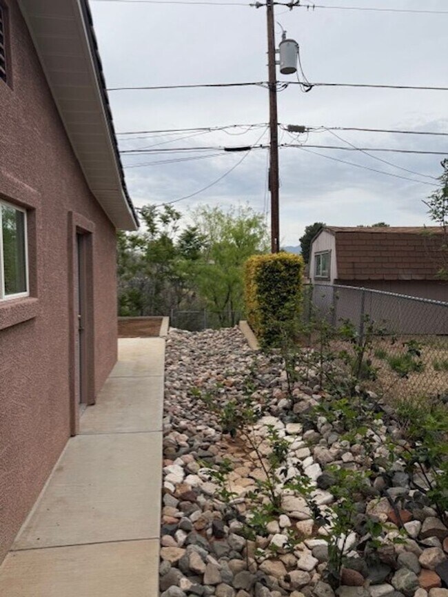 Building Photo - 2 Bedroom Home Contact Property Pros