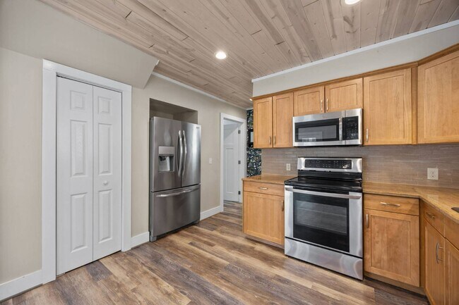 Building Photo - 251 Landwood Ln