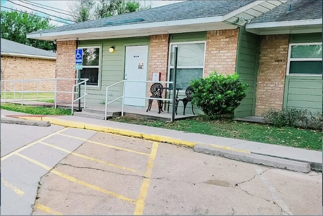 Building Photo - 308 N East St