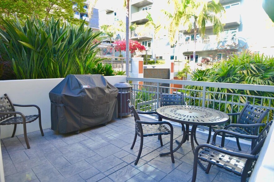 3 Grilling niches - 300 W Beech St