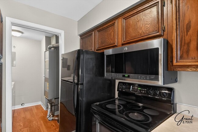 Building Photo - $1550 2 bedroom town house