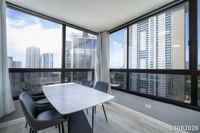 Building Photo - $3,500 / 2br - 896ft2 - Renovated and Modern 2BR/2BA/1PKG unit in the Royal Capito