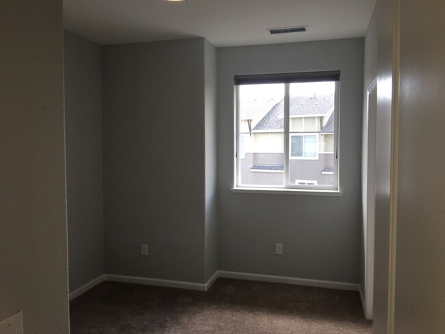 Building Photo - NW Reno Luxury End Unit Townhouse - On the...