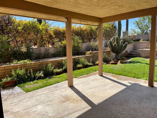 Building Photo - Victorville- Beautiful 3 Bedroom Home in G...