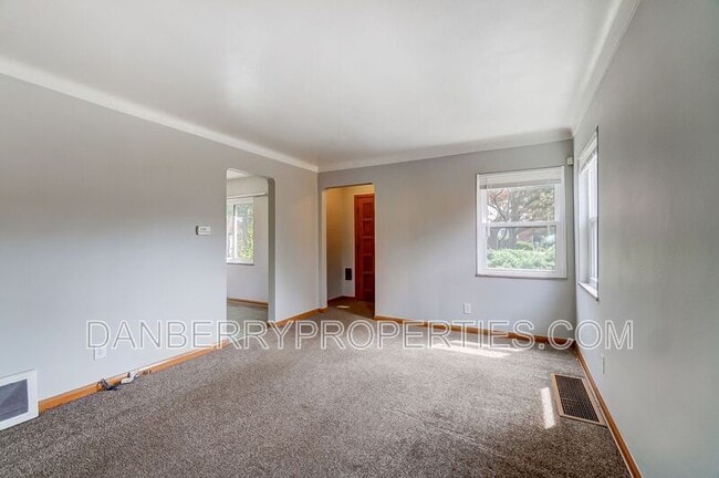 Building Photo - 347 Darrow Ave