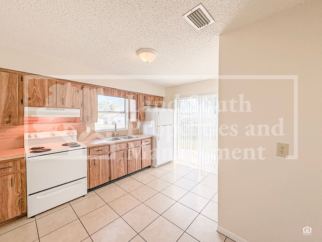 Building Photo - 5842 Charlton Dr