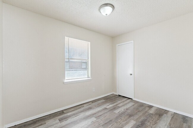 Building Photo - 2 bed, 1 bath apartment in Noble,OK