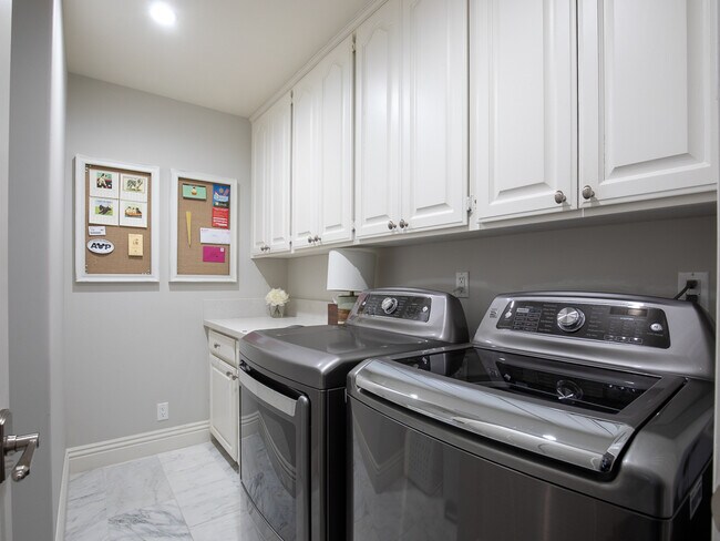 Building Photo - Exquisite Tree Section Home