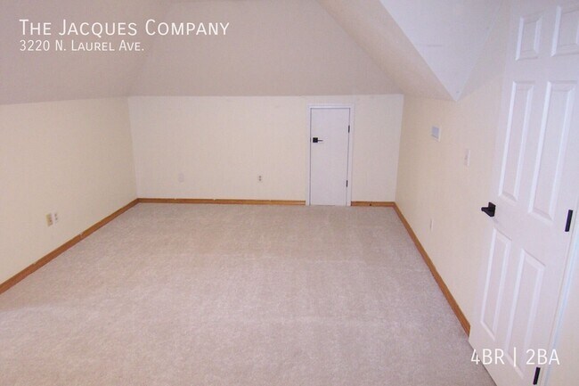 Building Photo - 3220 N Laurel Ave